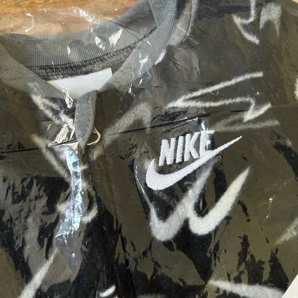 Baby Nike Allover Print Footed Sleep and Play. Newborn Onsie 3M